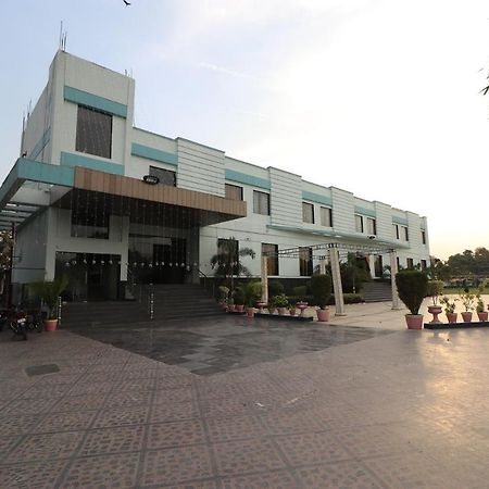 Oyo 33387 Laxmi Lawn And Resort Suite Lucknow Exterior foto
