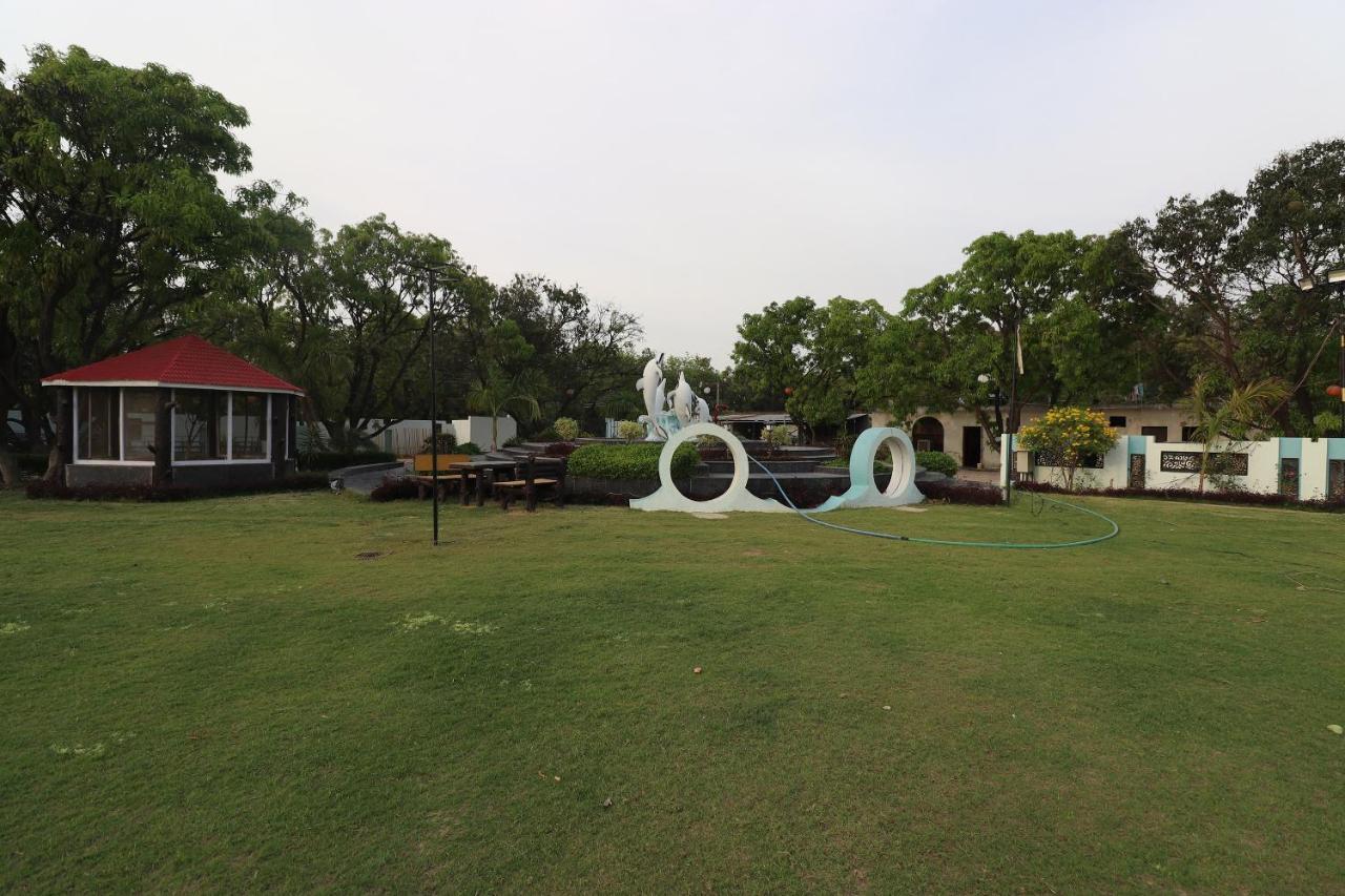 Oyo 33387 Laxmi Lawn And Resort Suite Lucknow Exterior foto